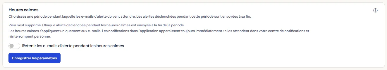 La section des heures calmes, désactivées : ce que font les heures calmes, l'interrupteur pour retenir l'e-mail d'alerte et le bouton d'enregistrement. Les heures de début et de fin, le fuseau horaire et les jours apparaissent une fois l'interrupteur activé.